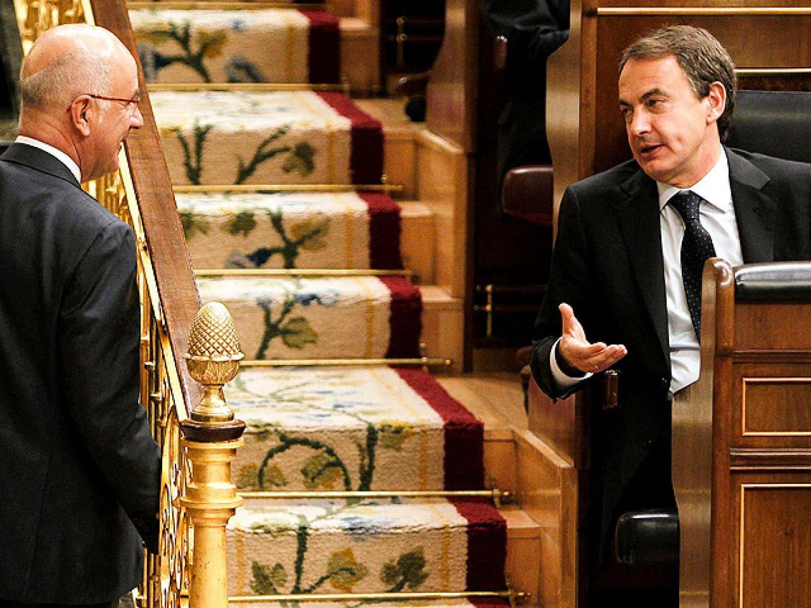 El jefe del Gobierno, José Luis Rodríguez Zapatero, ha sostenido este miércoles que no ha habido "trato de favor" hacia Cataluña y tampoco "rectificación" del Ejecutivo sobre el endeudamiento autonómico, después de que hayan decidido permitir a más CC.AA. refinanciar su deuda.La Generalitat catalana, como el resto de comunidades, "se podrá endeudar si compromete la reducción al déficit al 1,3%", ha afirmado el jefe del Ejecutivo en los pasillos del Congreso de los DiputadosZapatero ha querido zanjar de esta forma la polémica abierta después de que autorizara al presidente de la Generalitat, Artur Mas, a endeudarse, lo que ha provocado que varias comunidades autónomas advirtieran este martes de que no estaban dispuestas a recibir un trato discriminatorio respecto a las concesiones dadas a Cataluña.
