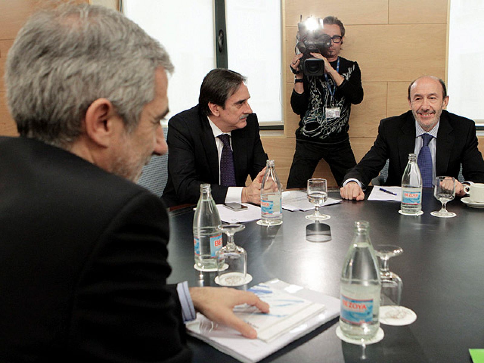 Rubalcaba: "No vamos a llorar porque Batasuna pida a ETA que deje la violencia" | Ver