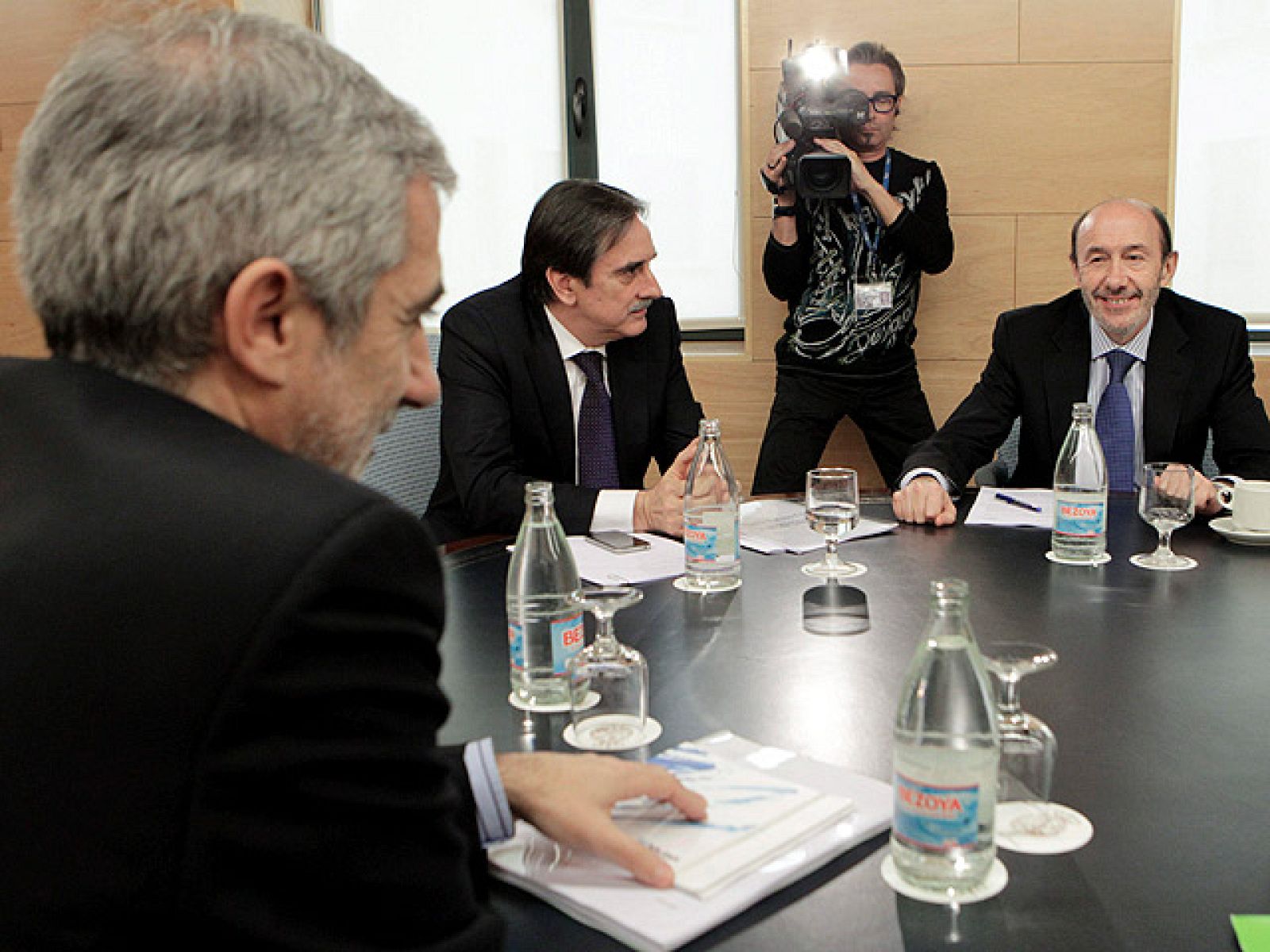 El vicepresidente primero y ministro de Interior, Alfredo Pérez Rubalcaba, ha asegurado en una conversación informal con el portavoz parlamentario de IU, Gaspar Llamazares, en la que también estaban la vicepresidenta económica del Gobierno, Elena Salgado y el ministro de Trabajo, Valeriano Gómez, que "no vamos a llorar porque Batasuna haya pedido a ETA que deje la violencia". Las cámaras que grababan el inicio de la reunión sobre el pacto social han recogido el momento en el que Rubalcaba hablaba de la actitud del PP ante el nuevo partido SORTU. "Puedes decir que es insuficiente, puedes pedir más, pero no vamos a llorar".