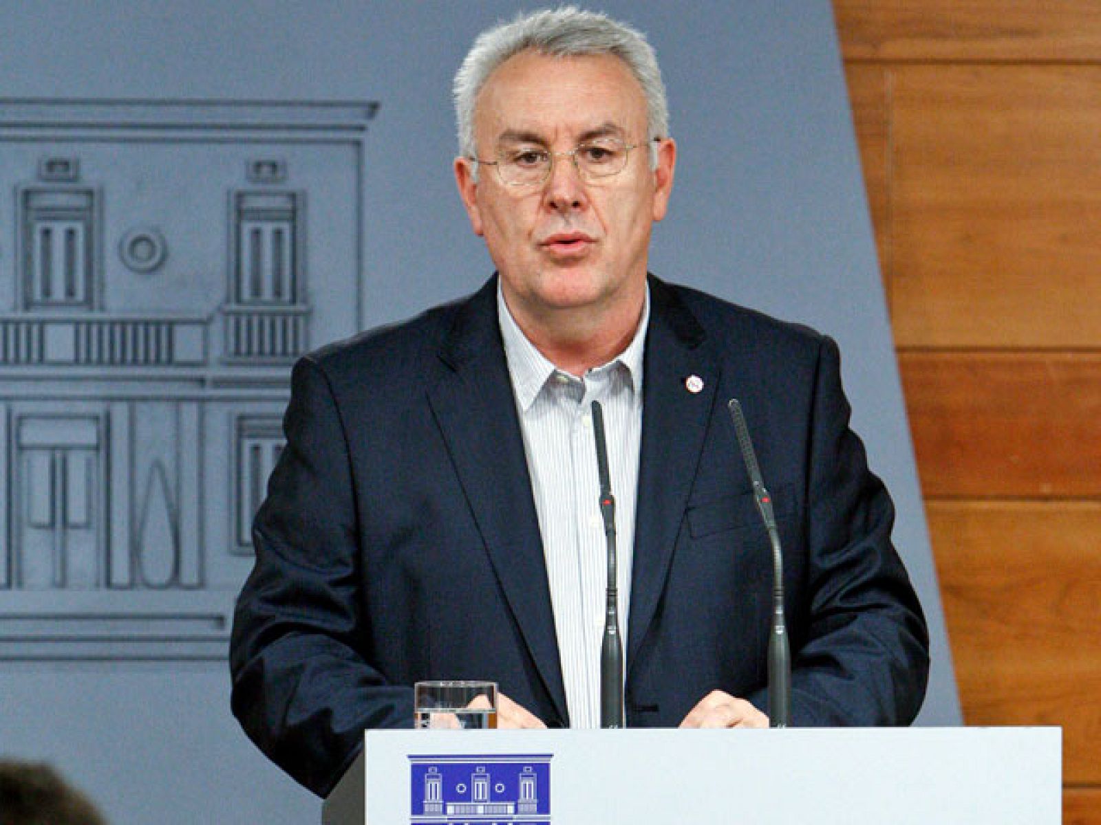 El coordinador general de Izquierda Unida ha criticado al presidente del Gobierno porque a partir del mes de mayo del 2010 todo lo que ha hecho el Gobierno es recortar los derechos sociales y laborales de los trabajadores.