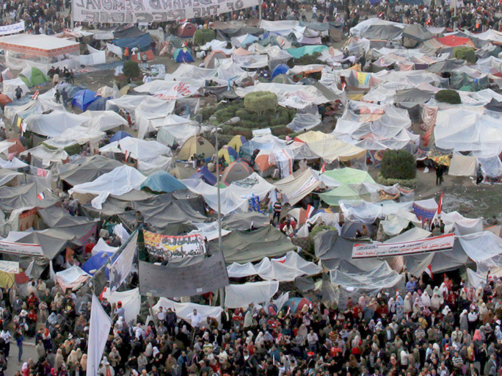 Un grupo de personas ha acampado frente al que consideran uno de los pilares de la corrupción del régimen.