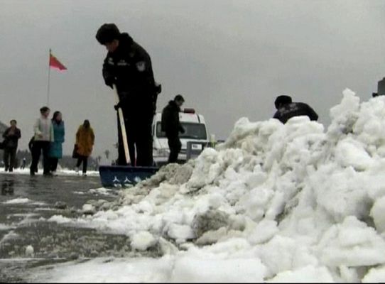 Telediario 1 - Cohetes químicos para que llueva