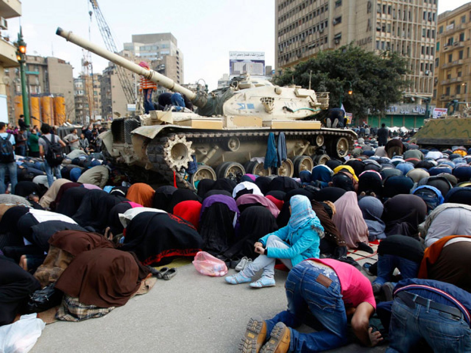  Miles de egipcios participan en el Viernes de los Mártires contra el régimen de Mubarak enfurecidos por el último mensaje del presidente y con la incógnita sobre el papel del ejército.