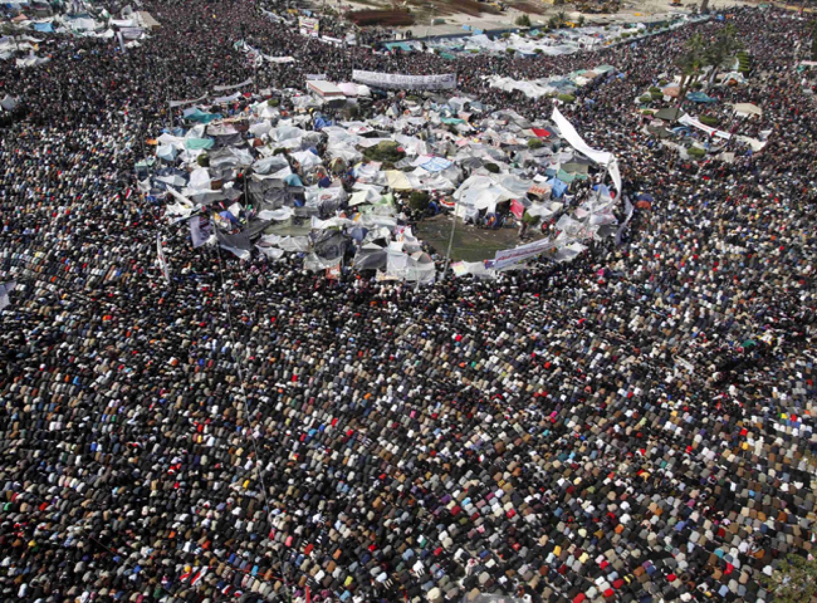 Una multitud se ha sumado a los manifestantes de la Plaza de la Liberación para el rezo del viernes