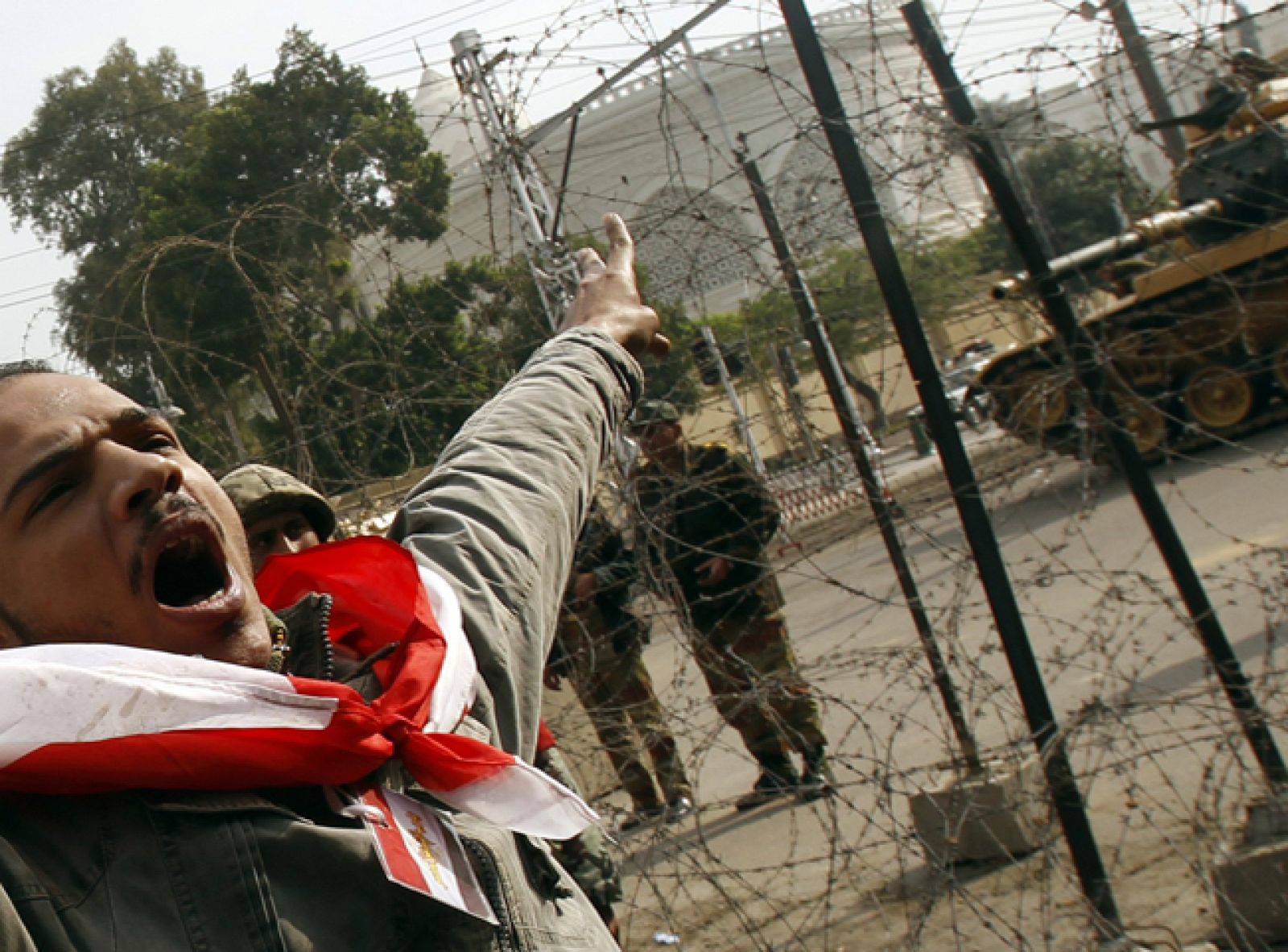 Una multitud enfurecida se ha lanzado hoy contra el palacio de Mubarak