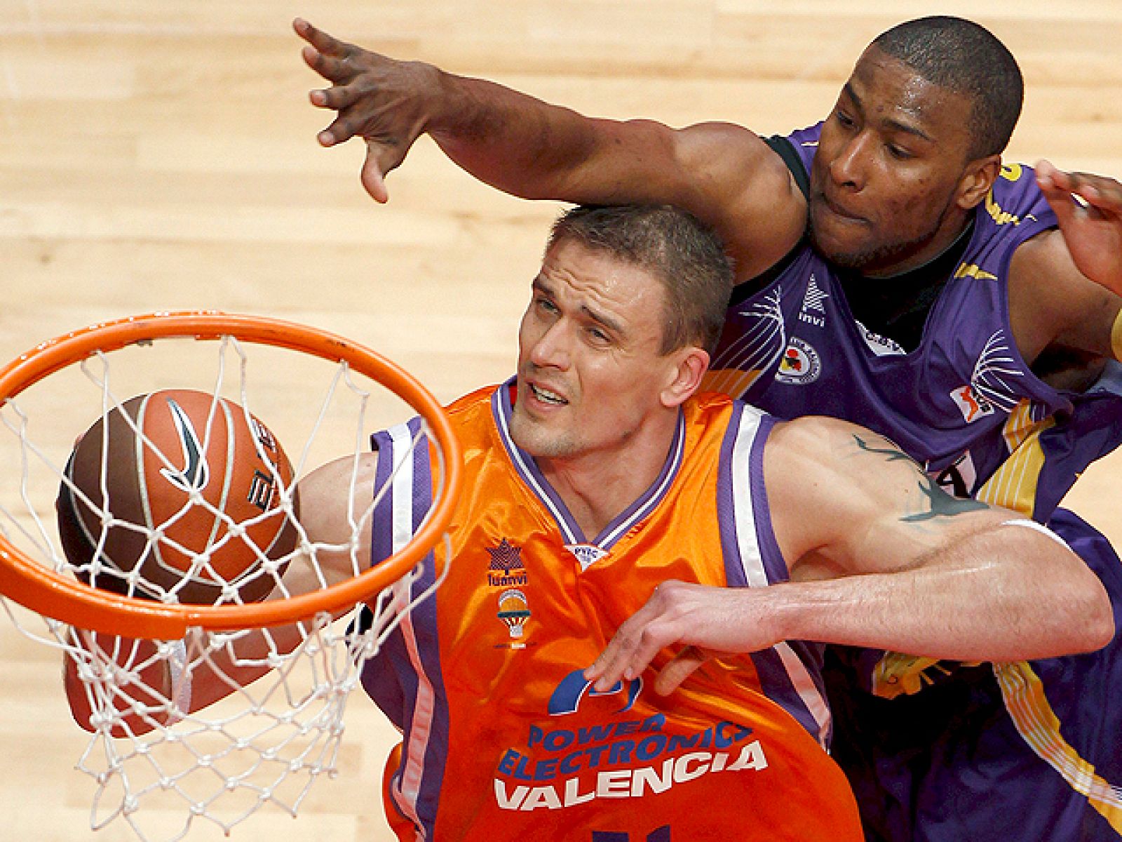 El Power Electronics se convirtió en el primer semifinalista de la Copa 2011 al superar con comodidad al Blancos de Rueda Valladolid, gracias a la aportación de Claver, el mejor jugador de la primera jornada.