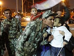 Los militares celebran la marcha de Mubarak