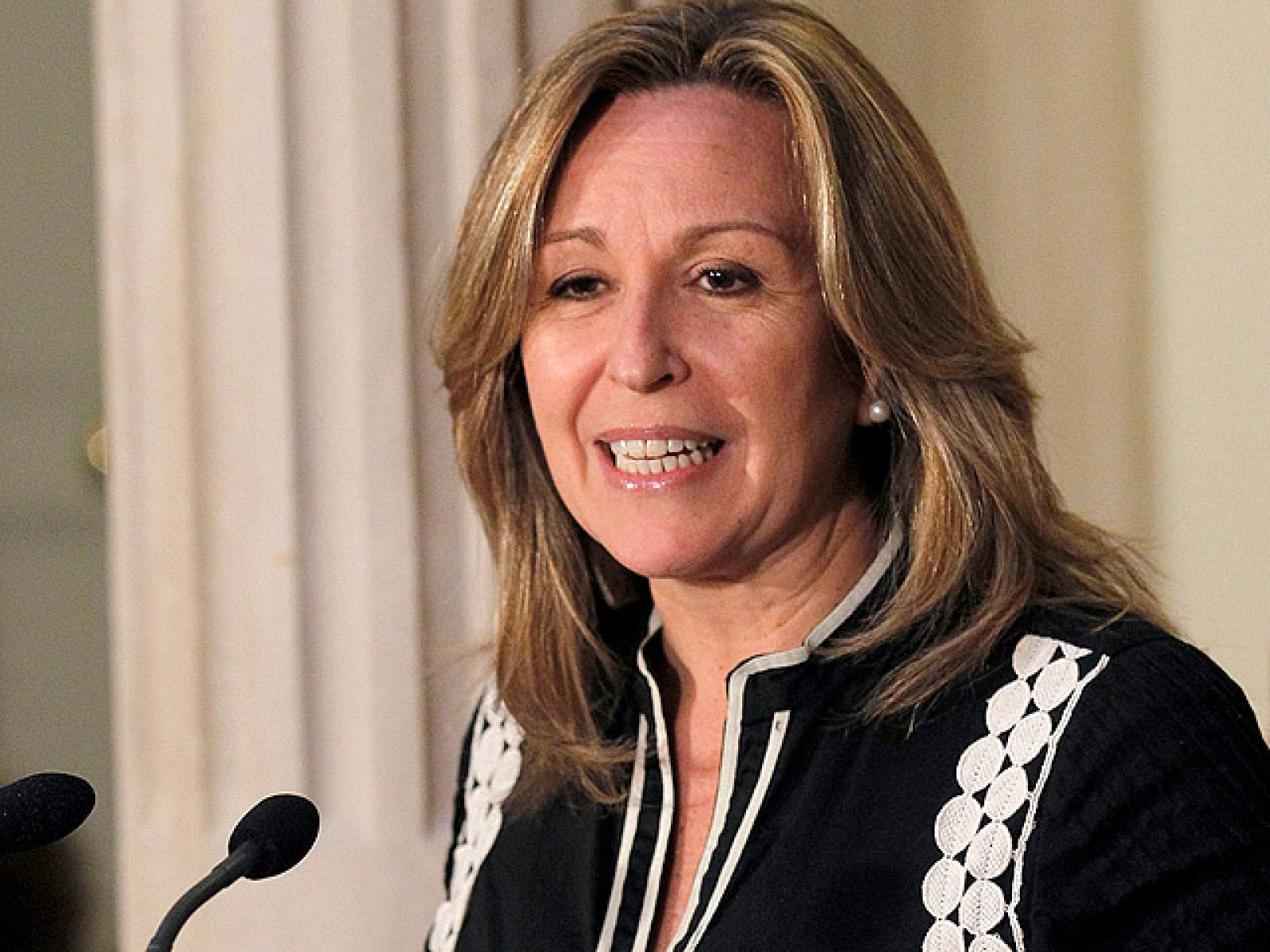 La ministra de Asuntos Exteriores y Cooperación, Trinidad Jiménez, ha asegurado que la renuncia del presidente egipcio, Hosni Mubarak, a la presidencia del país facilitará una transición más rápida a la democracia.  Así lo ha asegurado en una comparecencia en el Ministerio, donde ha destacado que "asistimos a un acontecimiento histórico de gran trascendencia".