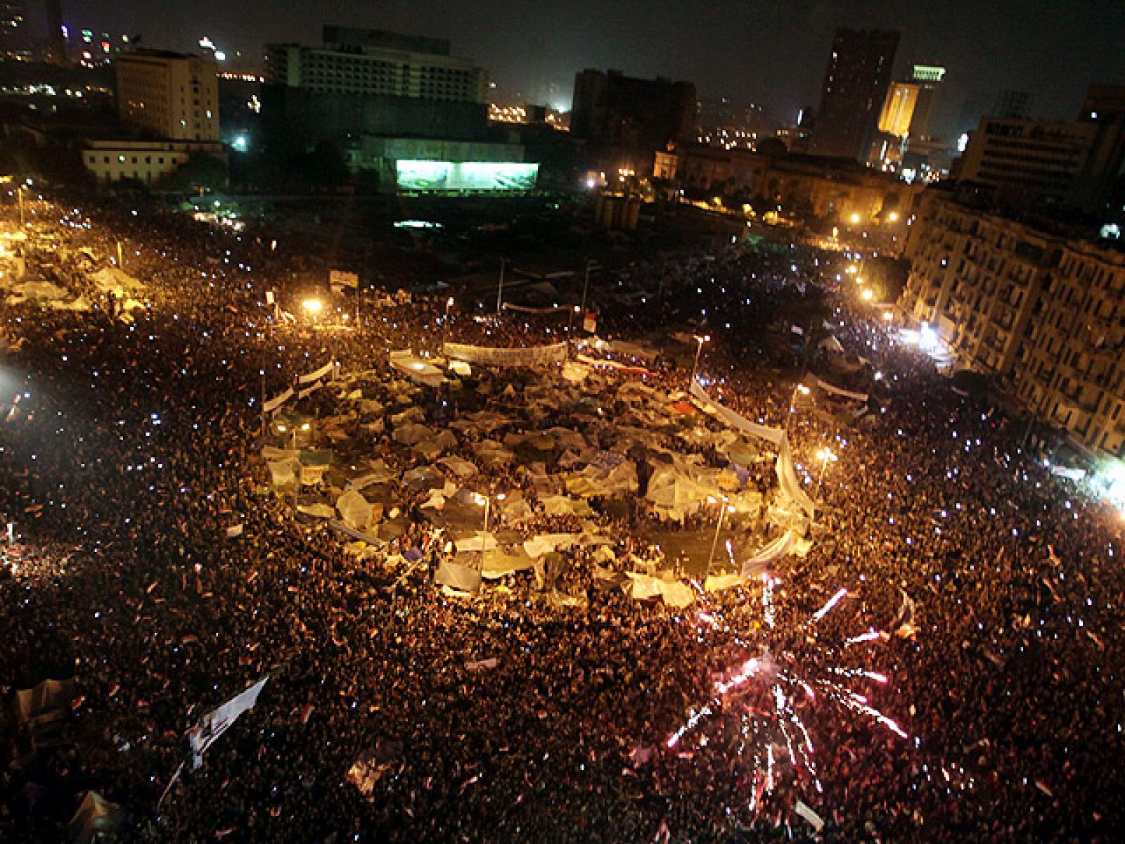 ¡El pueblo ha derribado al régimen! ¡El pueblo ha derribado al régimen!", es uno de los gritos más repetidos por la multitud concentrada en la plaza Tahrir de El Cairo y por las miles de personas que se dirigen hacia allí para unirse a la celebración. La euforia ha estallado en la céntrica plaza, epicentro de las revueltas públicas contra el régimen de Mubarak, poco después de las 18.00 hora local (16.00 GMT) cuando se ha anunciado que el presidente Hosni Mubarak ha abandonado la presidencia y ha dejado el poder a los militares.