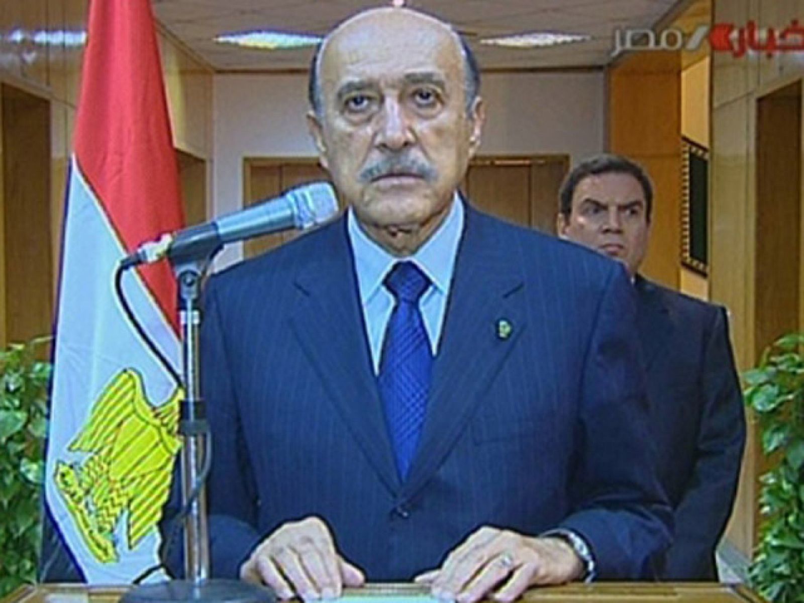  El presidente egipcio, Hosni Mubarak, ha entregado el poder a las Fuerzas Armadas, anunció hoy el vicepresidente Omar Suleimán.  En una declaración por la televisión pública, dijo que la decisión fue adoptada "por las difíciles circunstancias que atraviesa el país". "El presidente Mohamed Hosni Mubarak ha decidido renunciar a su cargo de presidente de la República y ha encargado al Consejo Supremo de las Fuerzas Armadas administrar los asuntos del país", ha asegurado.