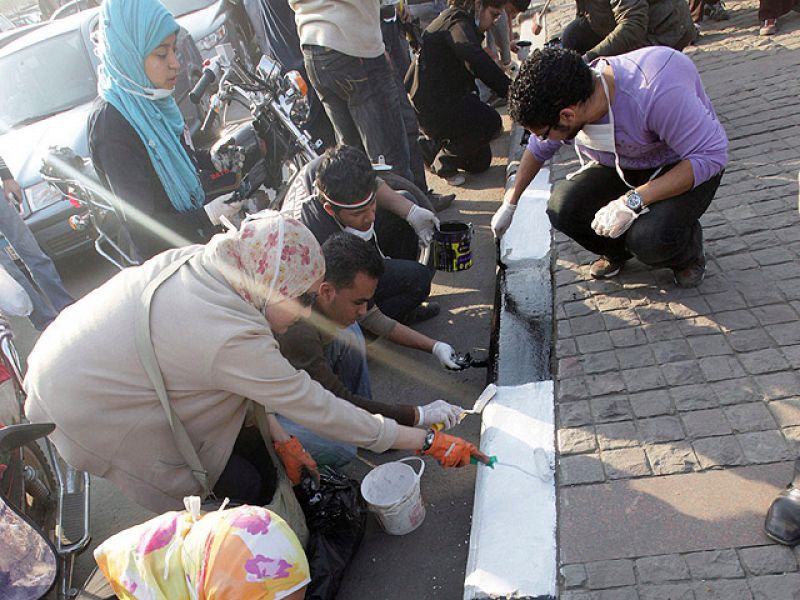 Los egipcios desmontan la Plaza Tahrir tras despertarse sin Mubarak