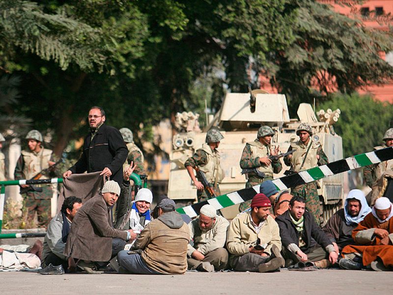 El Ejército anuncia la disolución del parlamento y la suspensión de la Constitución