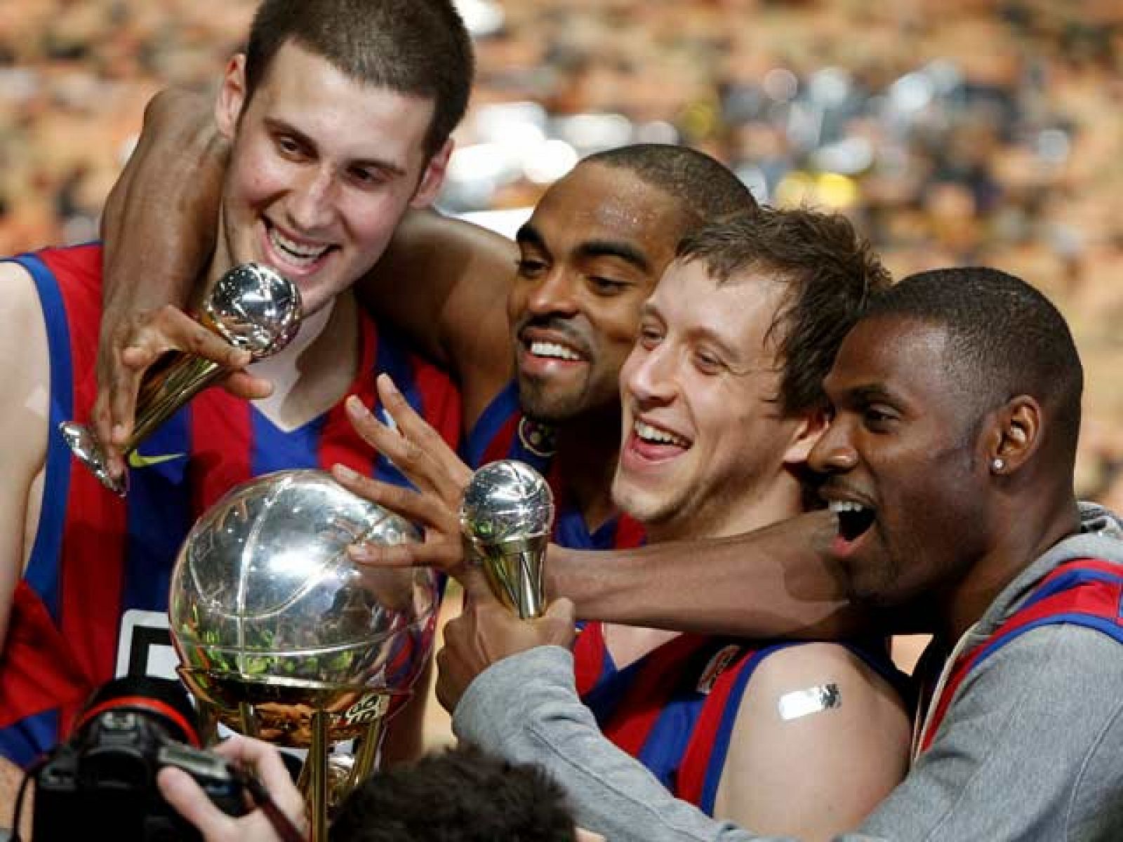 El Regal Barça se impone en la final al Real Madrid por 60-68. El conjunto azulgrana se hace así con la Copa del Rey por segundo año consecutivo.