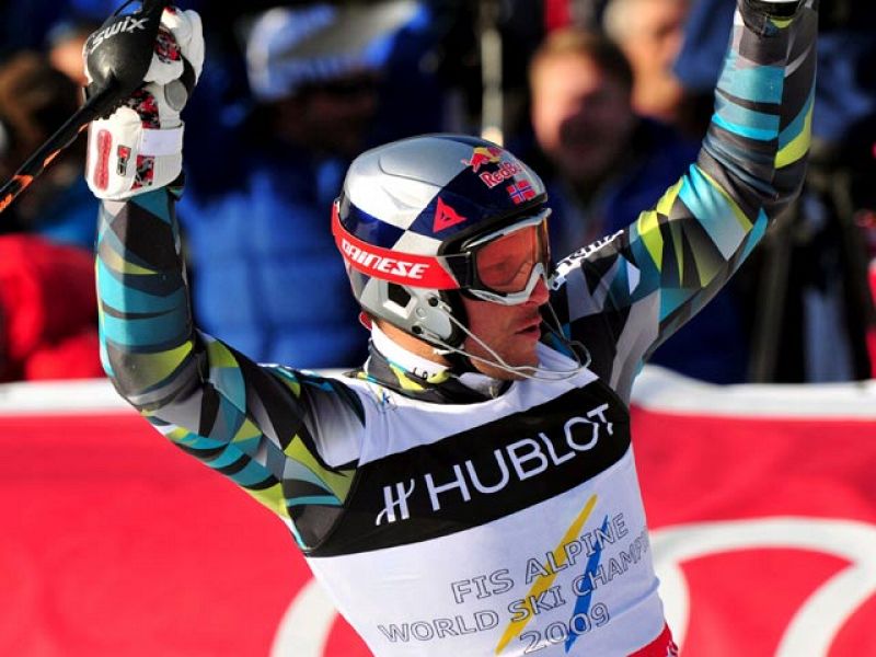 El noruego Aksel Lund Svindal ha revalidado en Garmisch-Partenkirchen (Alemania) el título mundial de supercombinada que consiguió hace dos años en Val d'Isere (Francia), mientras que el italiano Christof Innerhofer se ha confirmado como gran revelac