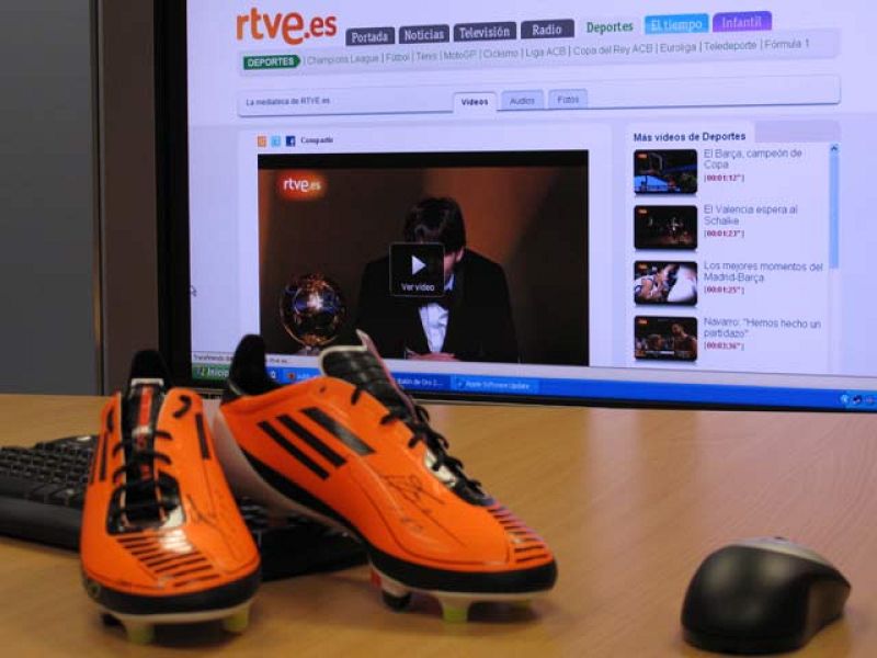 Escoge un contenido sobre Messi en RTVE.es y compártelo en tu perfil de una red social o publícalo en tu blog, web, etc. Podrás ganar las botas de Messi firmadas por él. 