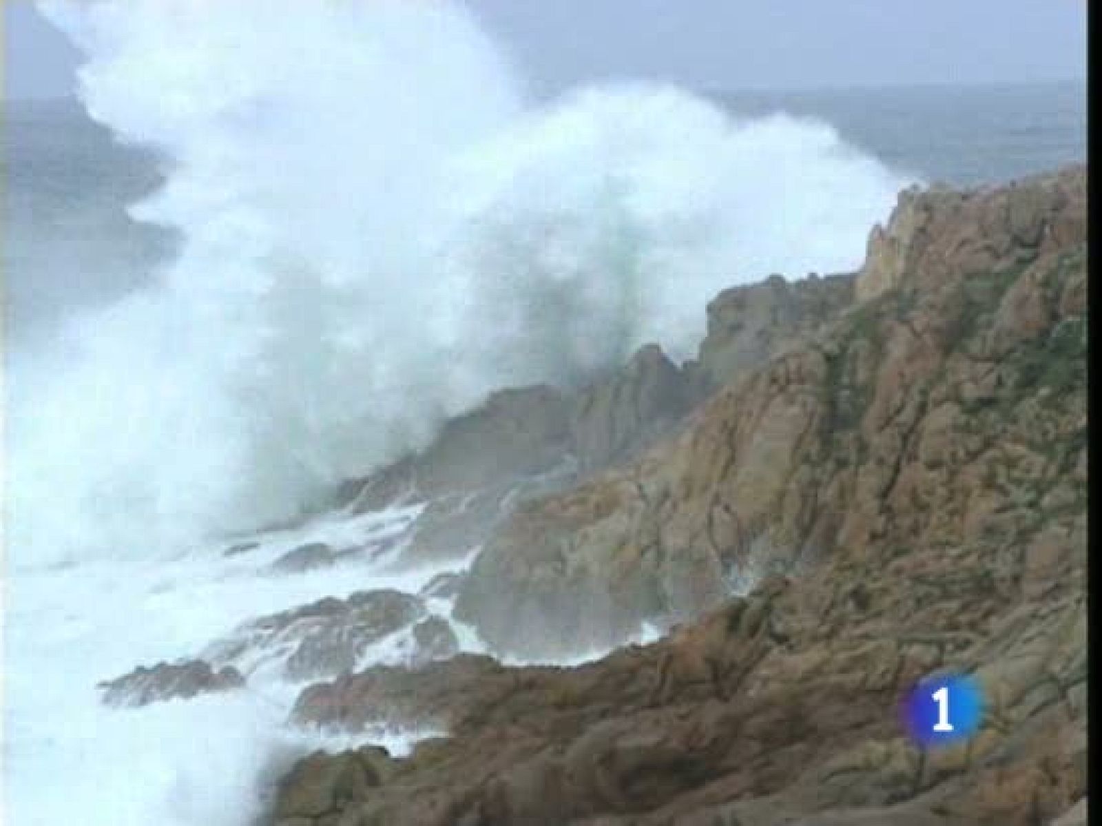 En Galicia, alerta roja por mar de fondo, con olas de más de siete metros | Ver
