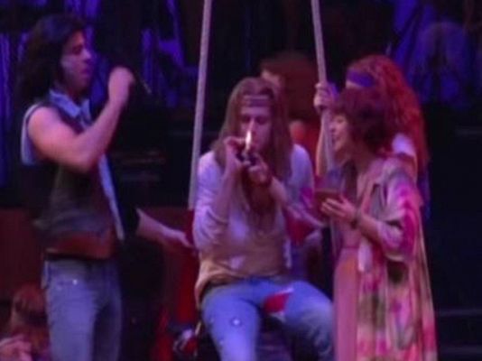  - Polémica por fumar en el teatro