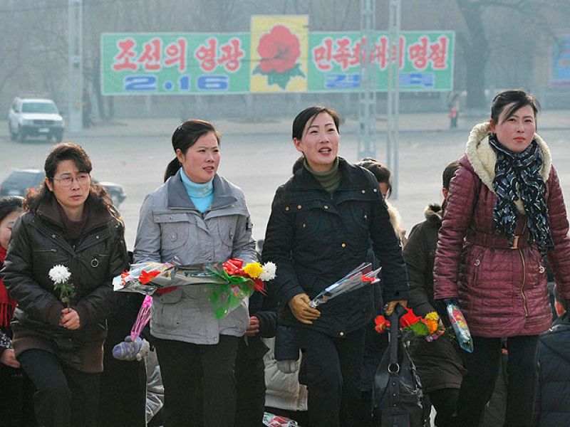 Corea del Norte celebra por todo lo alto el 69 cumpleaños de Kim Jong-il