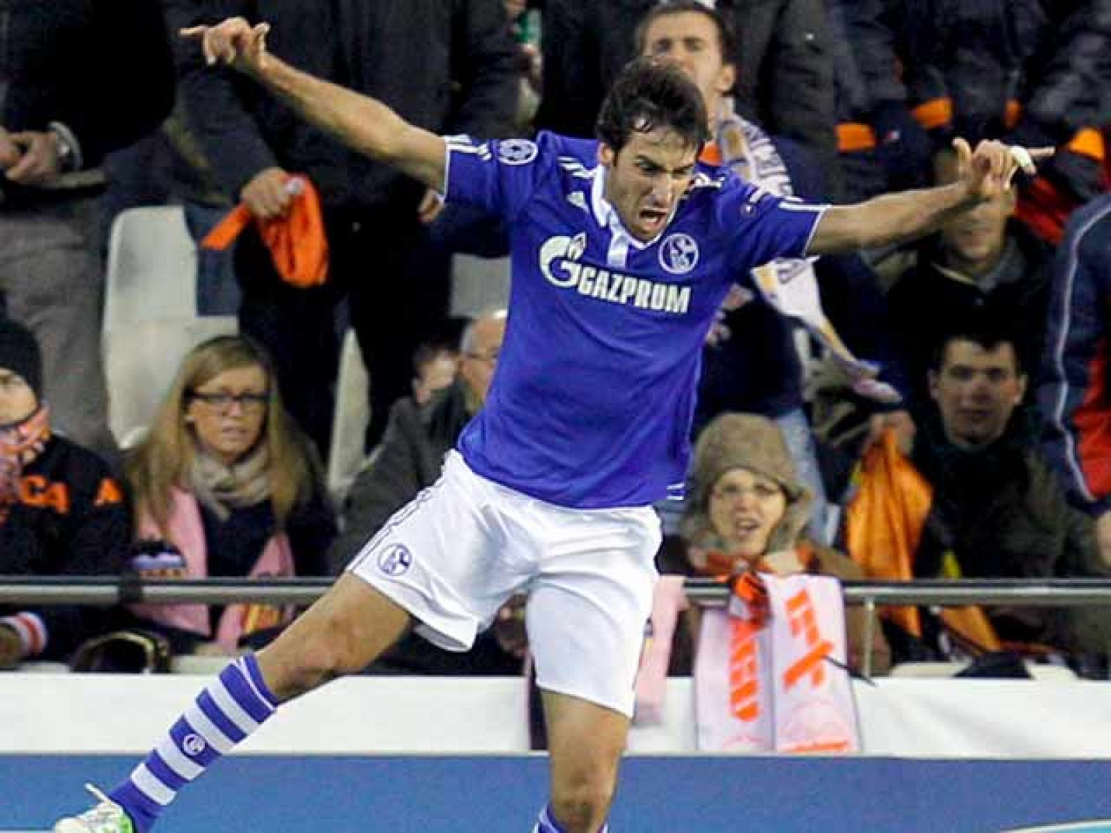 El Valencia y el Schalke04 empataron a uno en Mestalla. Soldado marcó para el Valencia, y Raúl empató.
