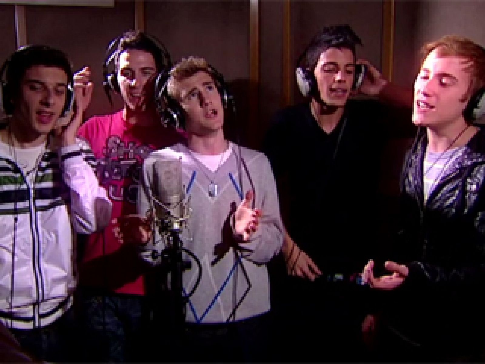  Auryn canta "Evangeline", una de las canciones candidatas a Eurovisión 2011.