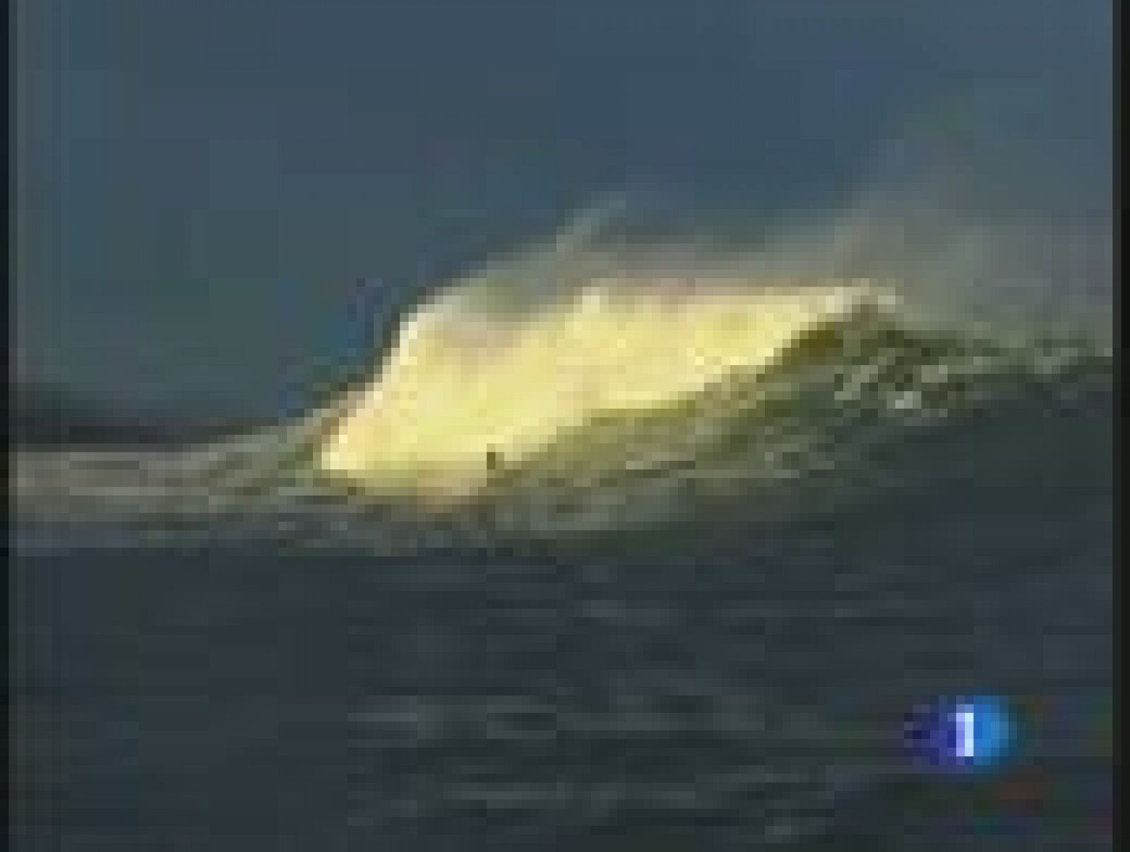 Estamos en temporada de olas gigantes y el surfista Axi Muniain sigue intentando coger la más grande de Europa y optar a los premios Big Wave Awards.