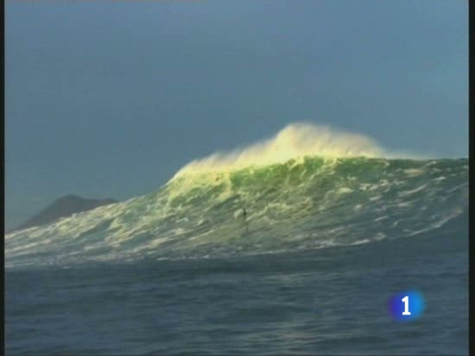 Estamos en temporada de olas gigantes y el surfista Axi Muniain sigue intentando coger la más grande de Europa y optar a los premios Big Wave Awards. 