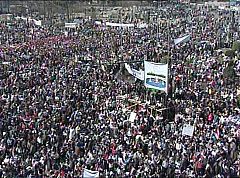 Miles de personas han vuelto a la plaza Tahrir de El Cairo para celebrar la renuncia de Mubarak