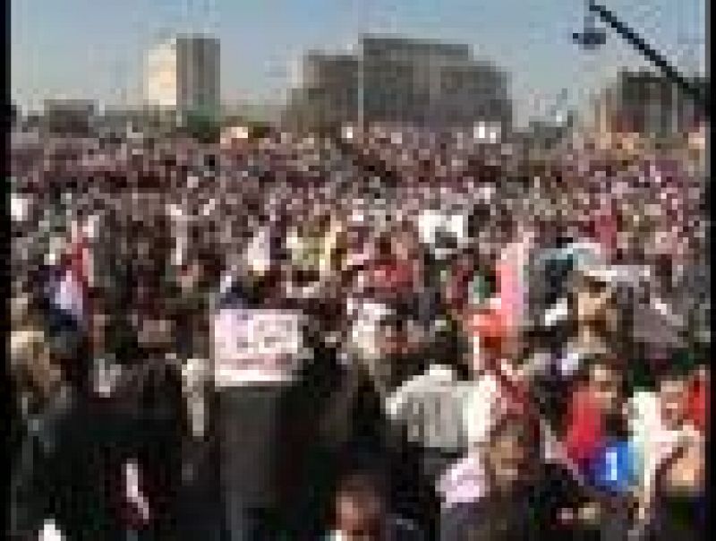 Miles de personas han vuelto a la plaza Tahrir de El Cairo para celebrar la renuncia de Mubarak 
