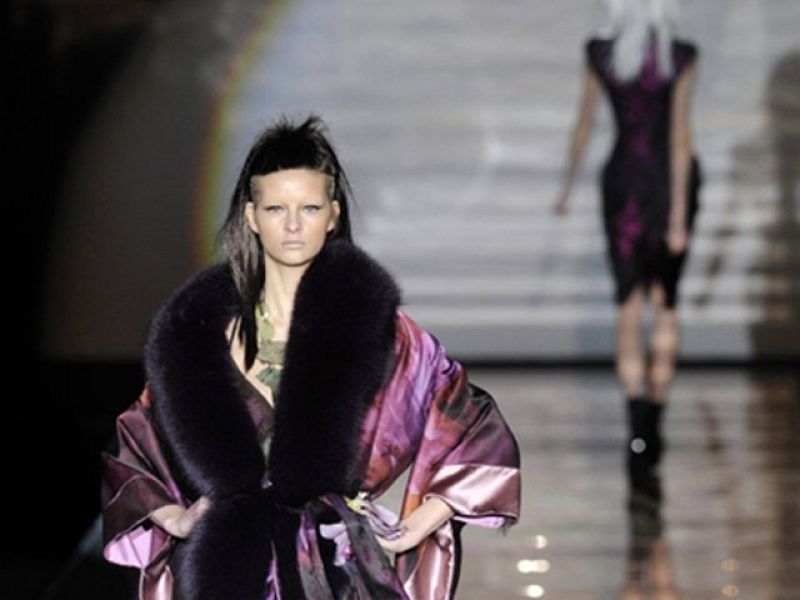 Roberto Verino exhibió en Cibeles 2011 una colección para el hombre y la mujer plural y multicultural con claro acento oriental. Dominada por paleta cromática y la serena belleza de Oriente, se pudieron ver trajes entallados con apliques y cierres or