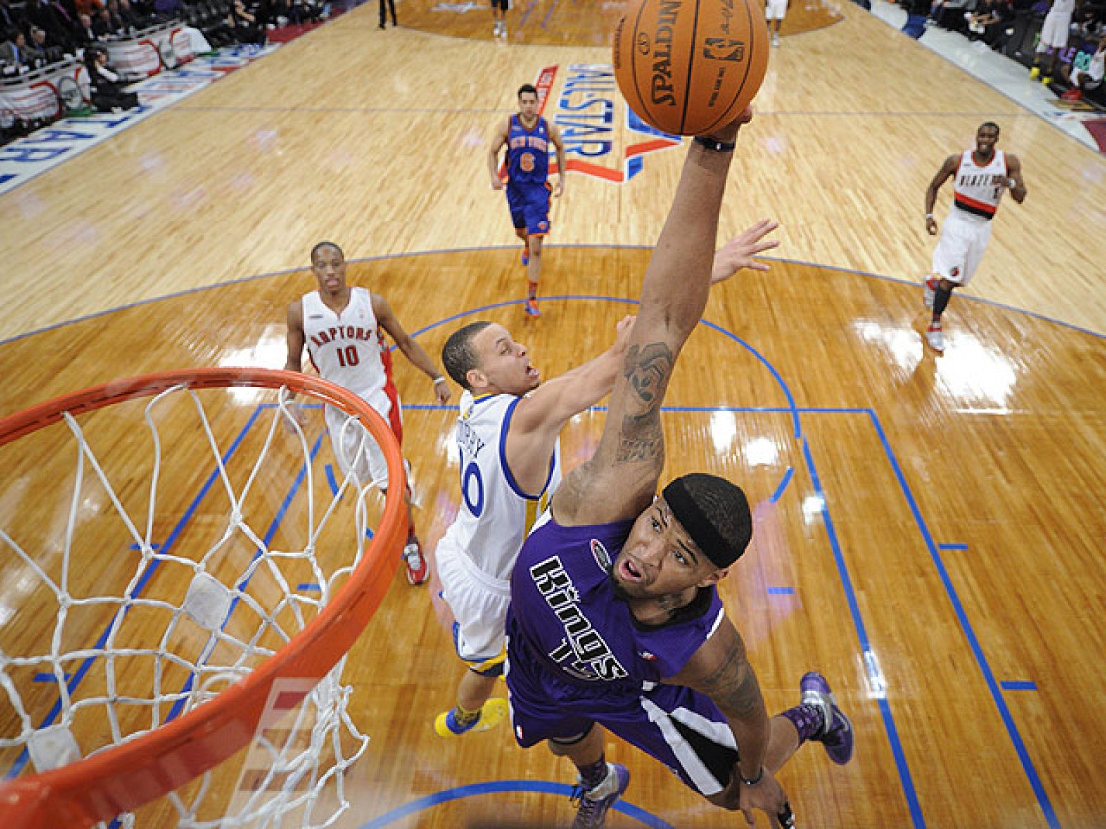 Los mejores jugadores de baloncesto del planeta se han dado cita este fin de semana en el Staples Center de Los Ángeles en la 60ª edición del 'All Star' de la NBA. El partido entre novatos y jugadores de segundo año dio el pistoletazo de salida.
