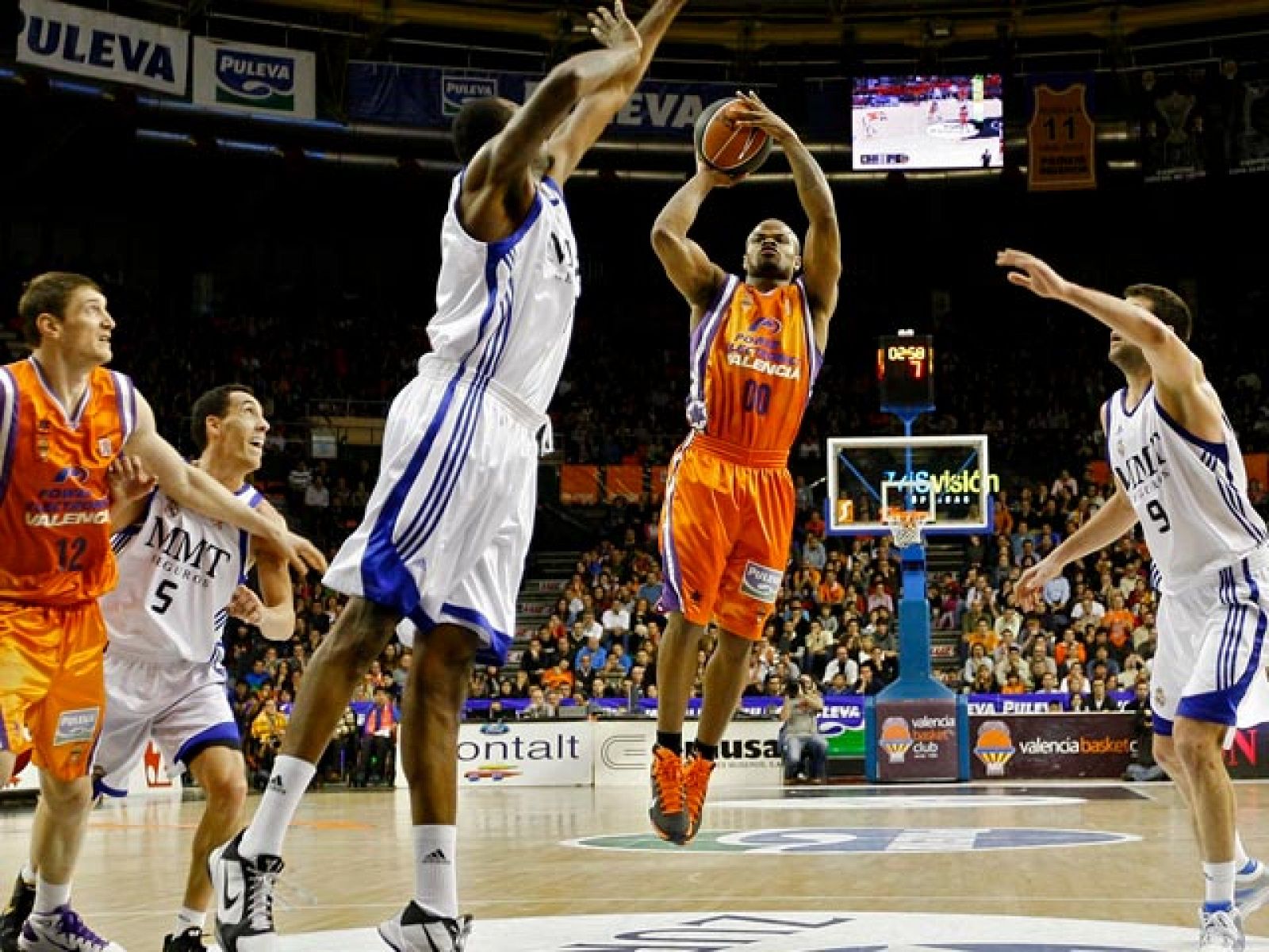 El conjunto valenciano asfixió en defensa al Real Madrid (59-52) y se pudo vengar de su eliminación en semifinales de Copa. De Colo y Rafa Martínez tiraron de un equipo que mira cada vez más alto