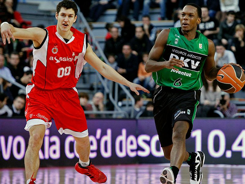 El DKV Joventut ha caído con estrépito en Manresa, que se apuntó el derbi catalán y ganó oxígeno en la lucha por evitar el descenso.