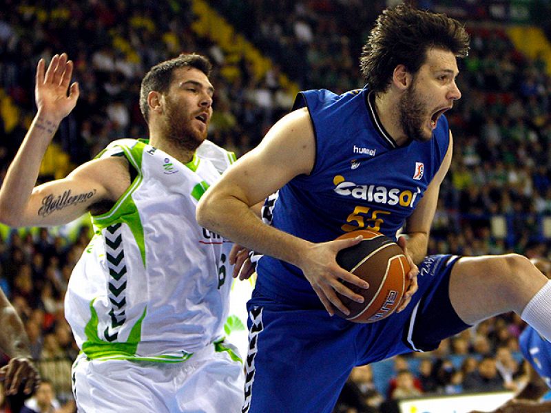 El Cajasol ha hurgado en la herida del Unicaja al derrotarle en el duelo andaluz gracias a un gran final de partido, en el que remontó una desventaja de siete puntos.