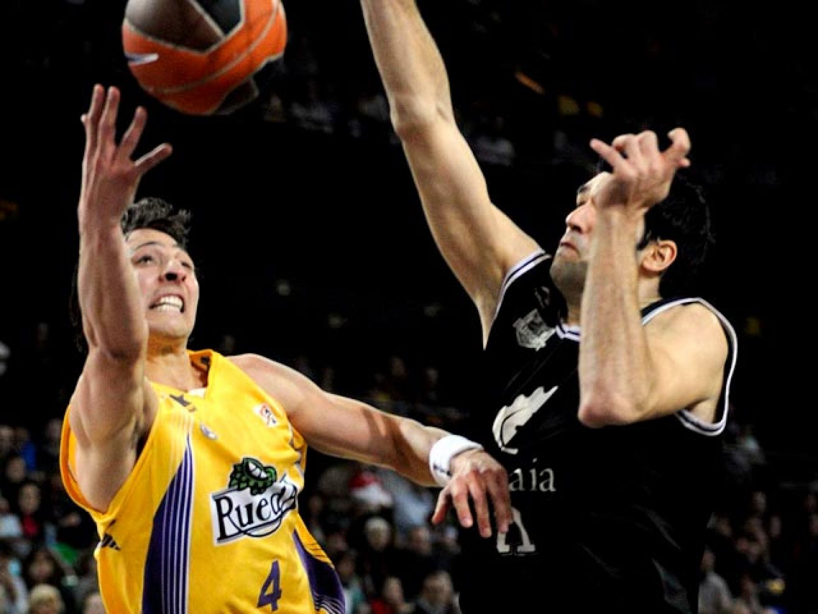 El Bizkaia Bilbao Basket ha fortalecido su sexta posición en la tabla clasificatoria con un triunfo que rozó la paliza a un rival directo, el Blancos de Rueda Valladolid, al que superó por 93-70 y apeó de la tercera plaza en un choque en el que el co