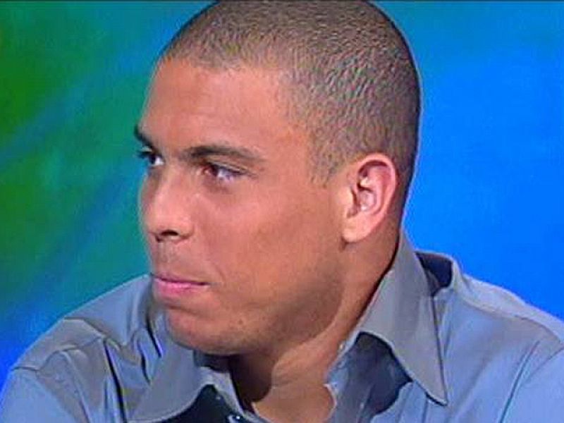 Ronaldo Nazario firmó en la cámara de TVE cuando estuvo en Estudio Estadio hace diez años. Además, Paco Caro nos recuerda con imágenes de archivo del Sevilla y de un jovencísimo Emilio Butragueño.