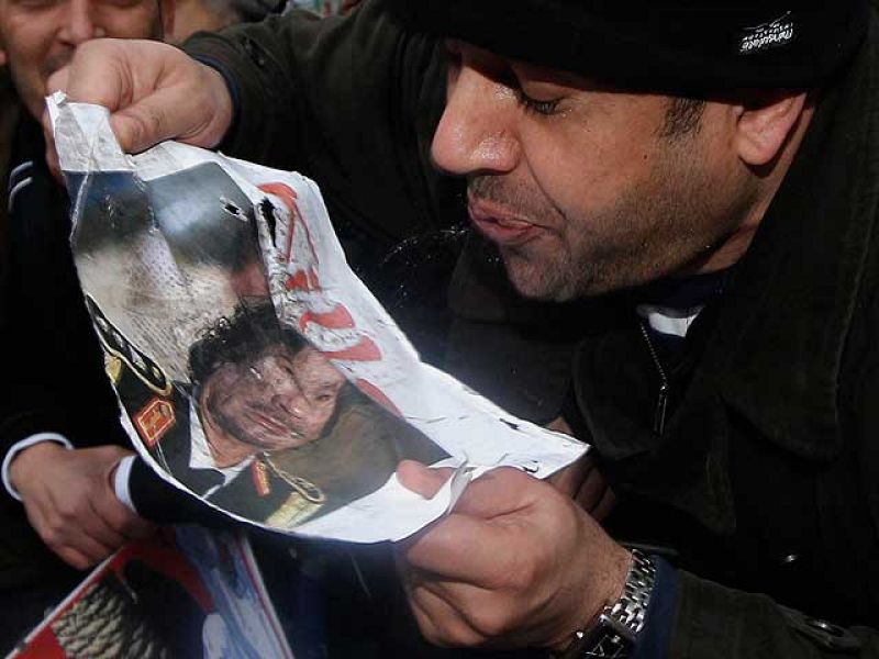 En Libia, las protestas se han extendido a la capital. Allí, la sede central del Gobierno libio y el edificio que alberga el Ministerio de Justicia están en llamas. 