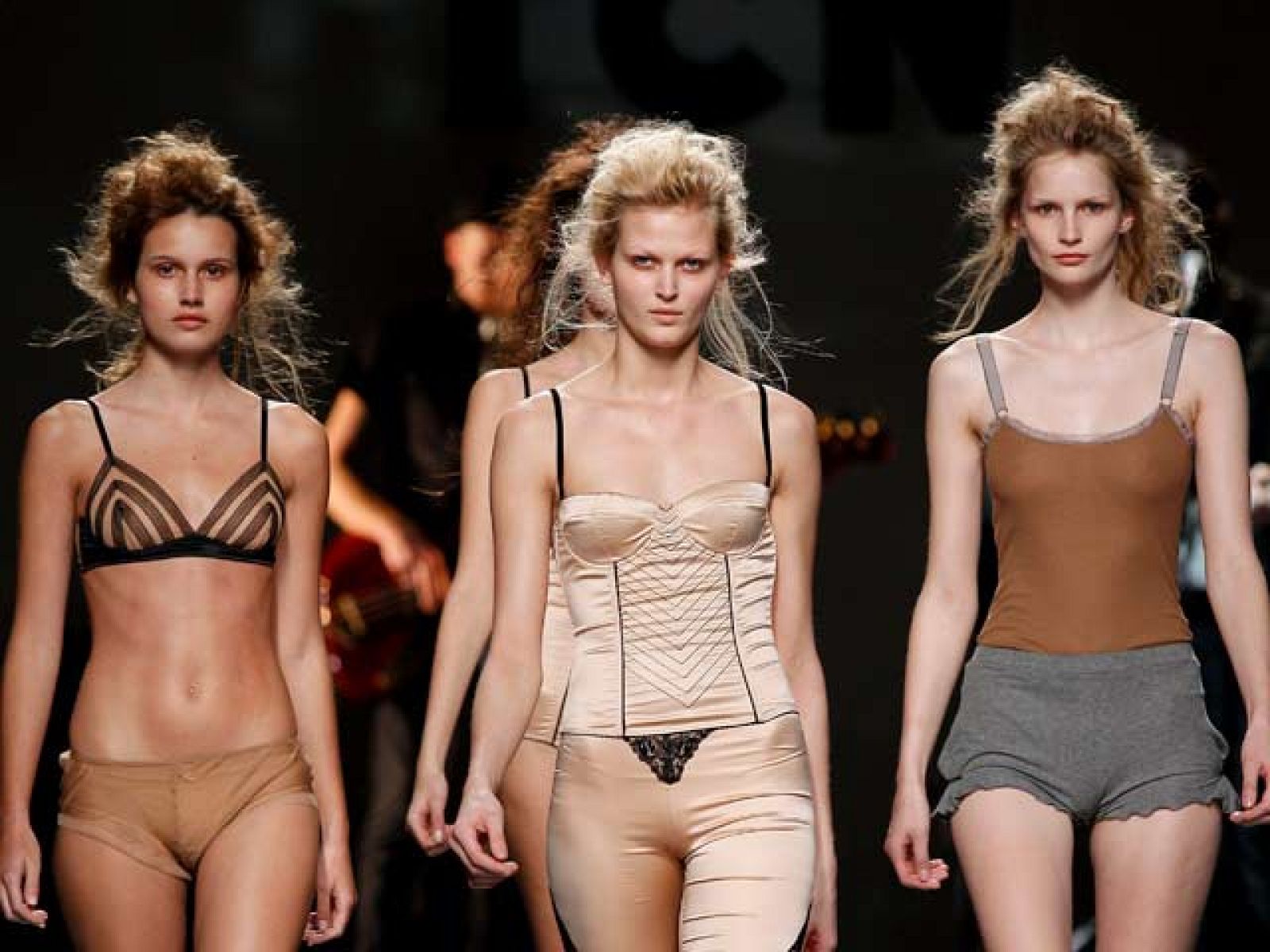 A ritmo de un grupo de música pop-rock que ha tocado en directo, la diseñadora Totón Comella ha presentado sus nuevas propuestas para el otoño y el invierno del año que viene, en Cibeles Fashion Week 2011. Y lo ha querido hacer desplegando unos diseños que destacan sobre todo por el uso de colores que recuerdan la melancolía de la estación donde la pálida luz del verano deja paso a la tristeza del otoño.