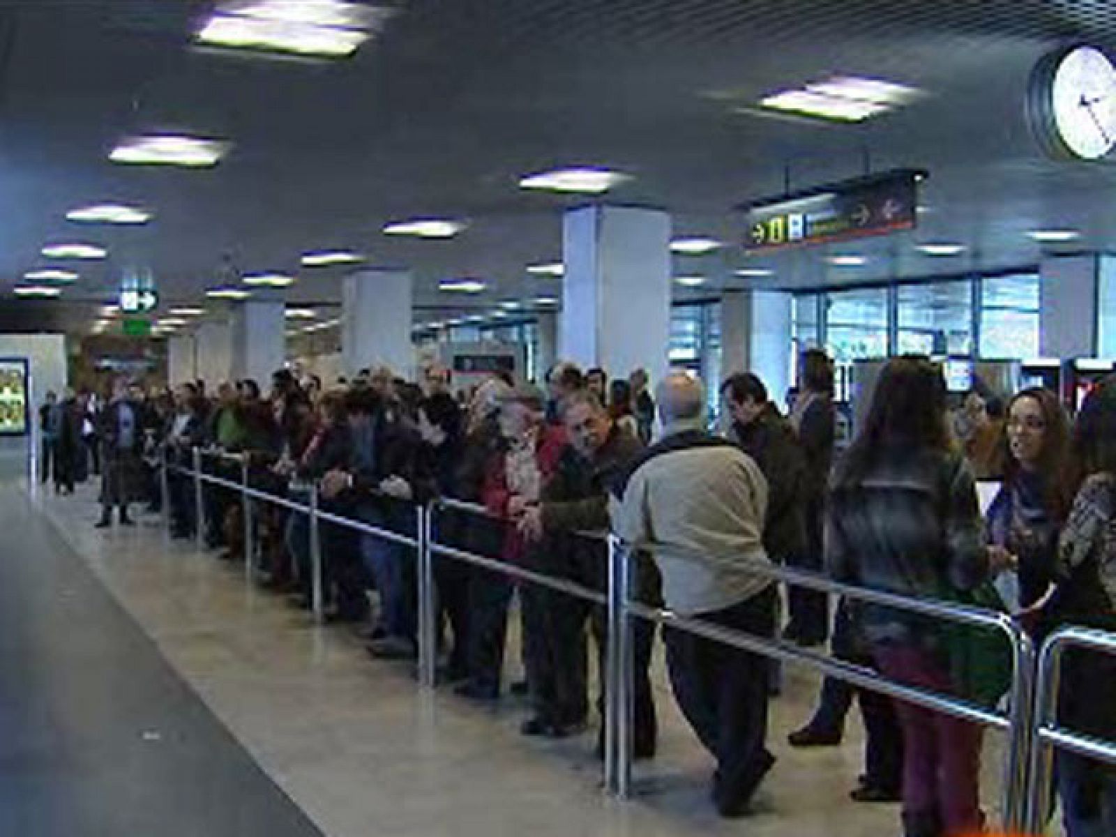 Han llegado al aeropuerto de Barajas procedentes de Trípoli. Son algunos de los trescientos españoles que residen en el país.