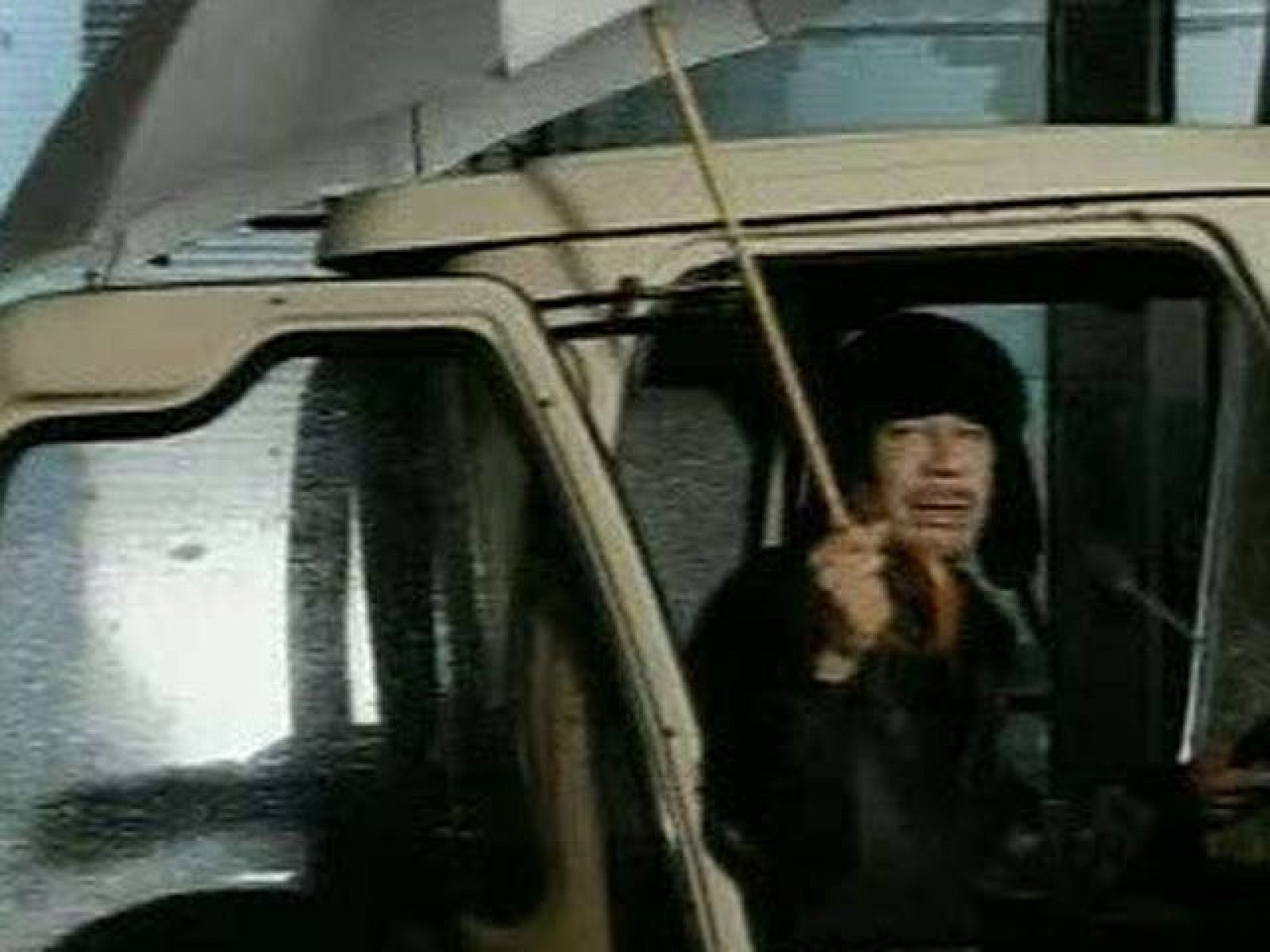 Gadafi desafía la revuelta mientras bombardea Trípoli | Ver