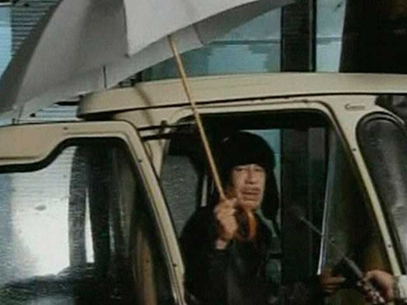 El presidente libio, Muamar Gadafi, ha aparecido en televisión para negar los rumores de su huida tras una sangrienta jornada de represión que ha causado al menos 250 muertos en Trípoli tras los bombardeos de los aviones del Ejército libio