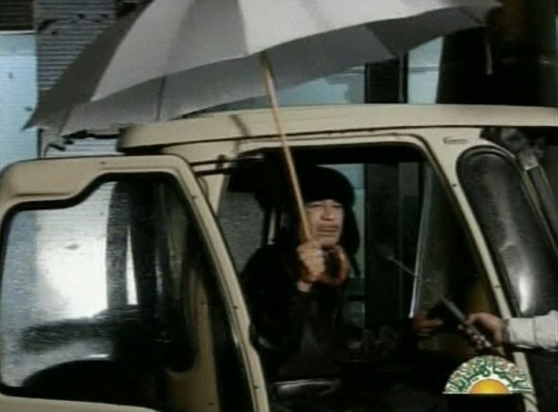 Muamar el Gadafi aparece en televisión para demostrar que no se ha ido a Venezuela 
