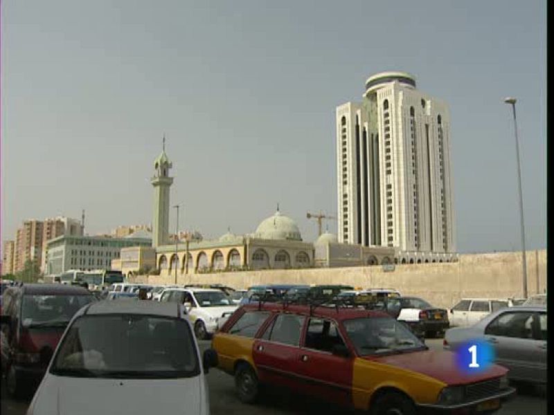 Nueve españoles esperan en el aeropuerto de Trípoli a que un avión de sus empresas pueda aterrizar