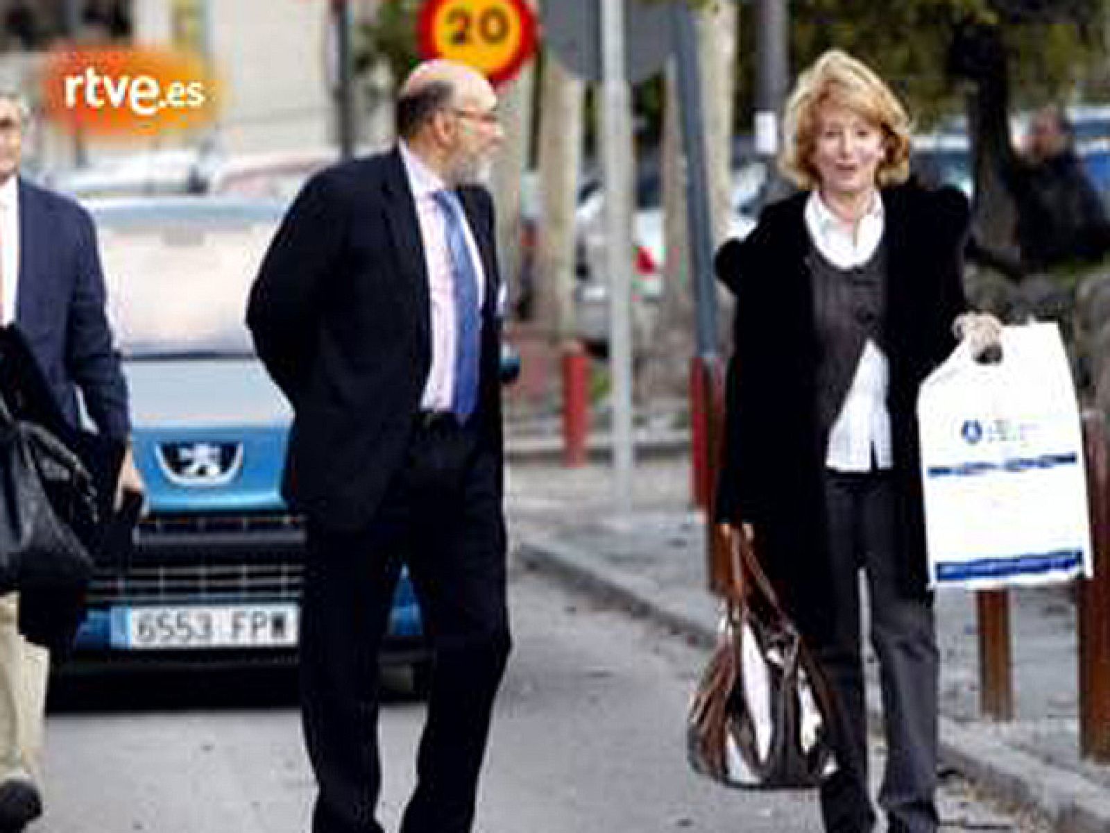 La presidenta de la Comunidad de Madrid, Esperanza Aguirre, ha sido operada este martes durante una hora y media de un cáncer de mama en el Hospital Clínico de Madrid y la intervención ha salido bien, según fuentes de la Comunidad. Aguirre, de 59 años, ingresó en el hospital en la mañana de este martes para ser intervenida de un cáncer, de cuya existencia ella misma informó este martes al final de un acto público.