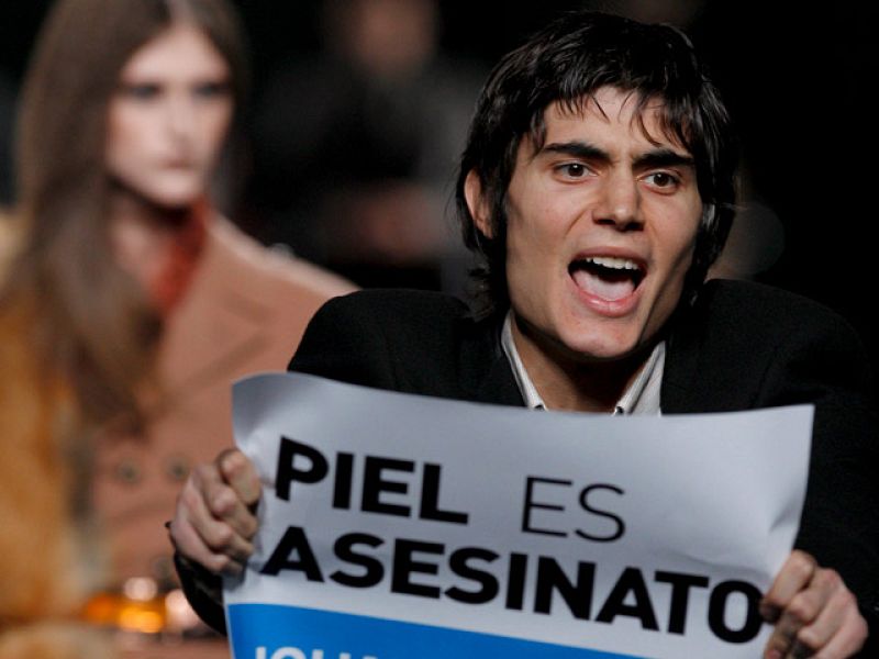 Dos activistas irrumpen en la pasarela Cibeles en protesta por el uso de pieles