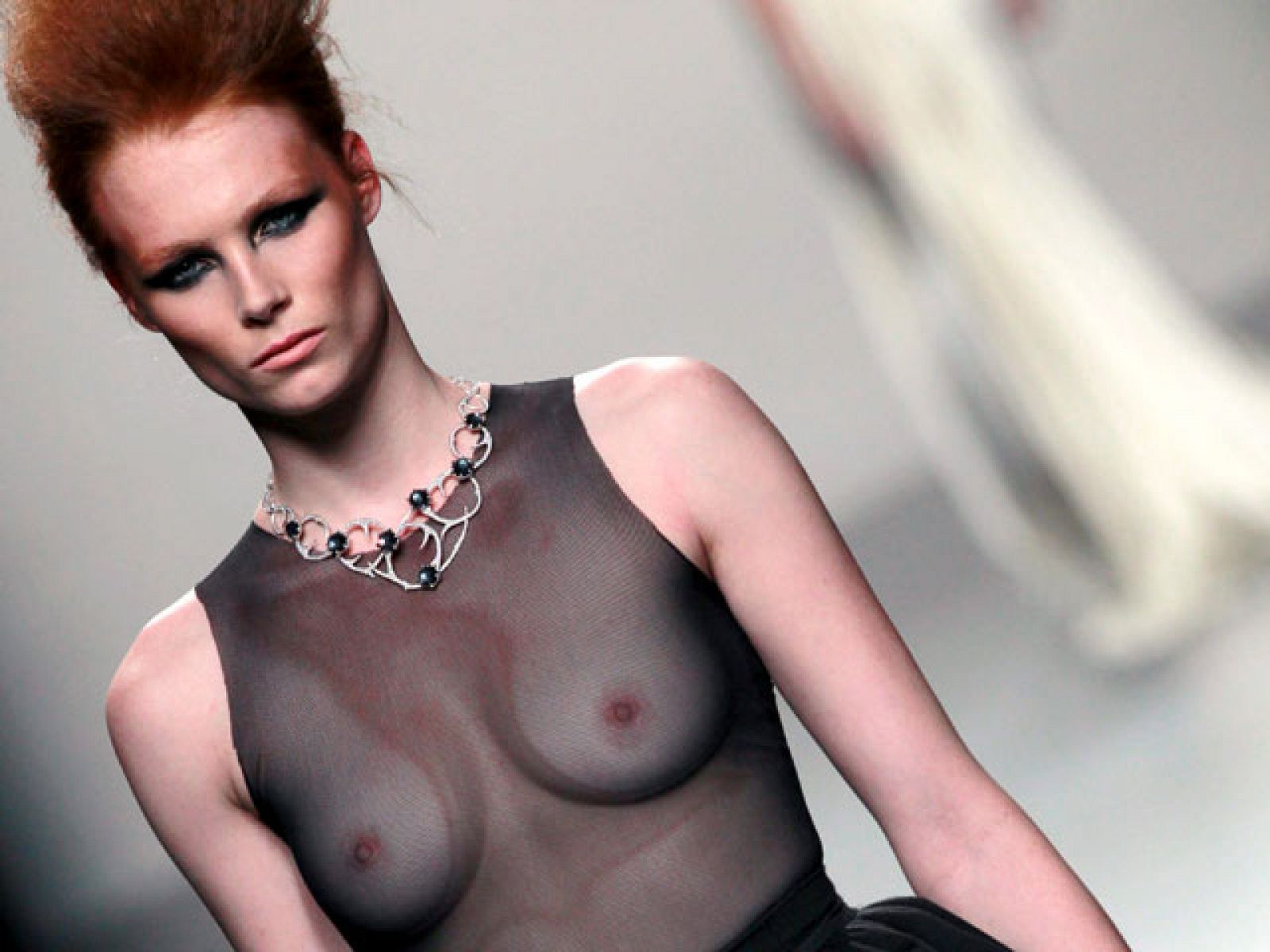 Juana Martín ha presentado en Cibeles 2011 su colección para el próximo otoño-invierno, idónea para la mujer atrevida que no tiene reparo en pecar explotando su lado más sensual y femenino.