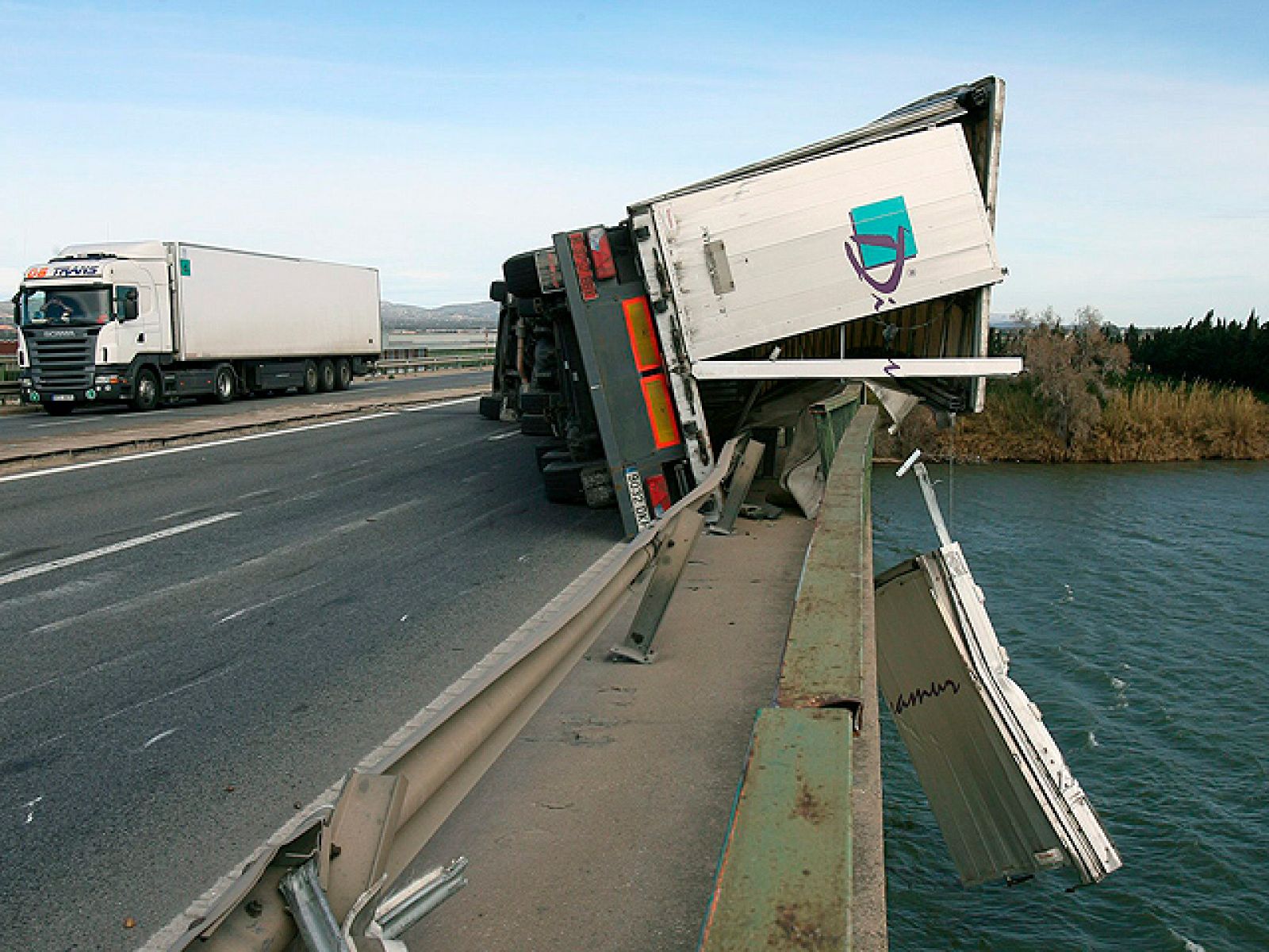 El viento provoca cortes de la circulación ferroviaria y accidentes de tráfico en Cataluña