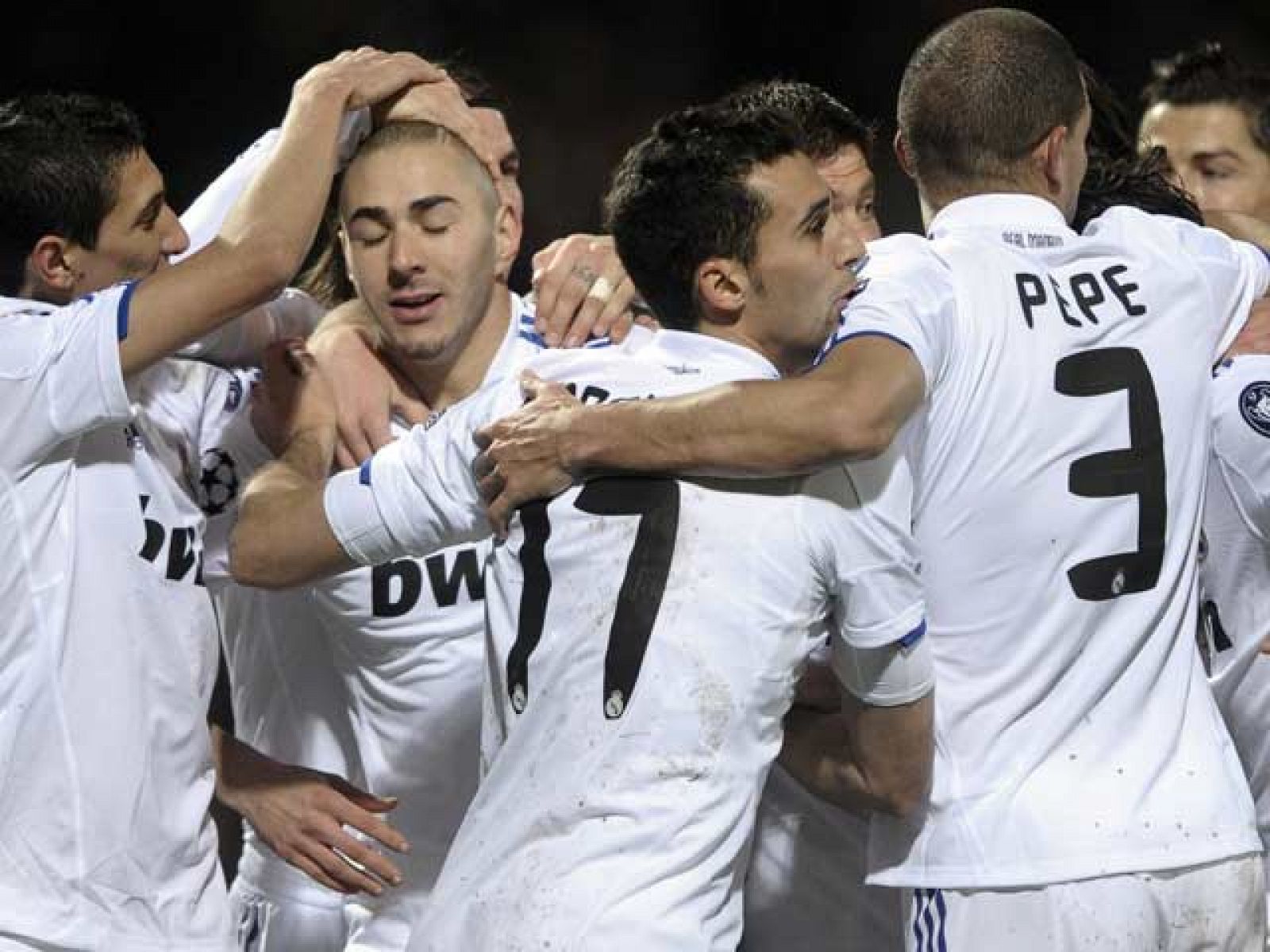 Karim Benzemá ha adelantado al Real Madrid frente al Olympique de Lyon poco después de salir al campo. El francés no ha celebrado el tanto ante su ex equipo.