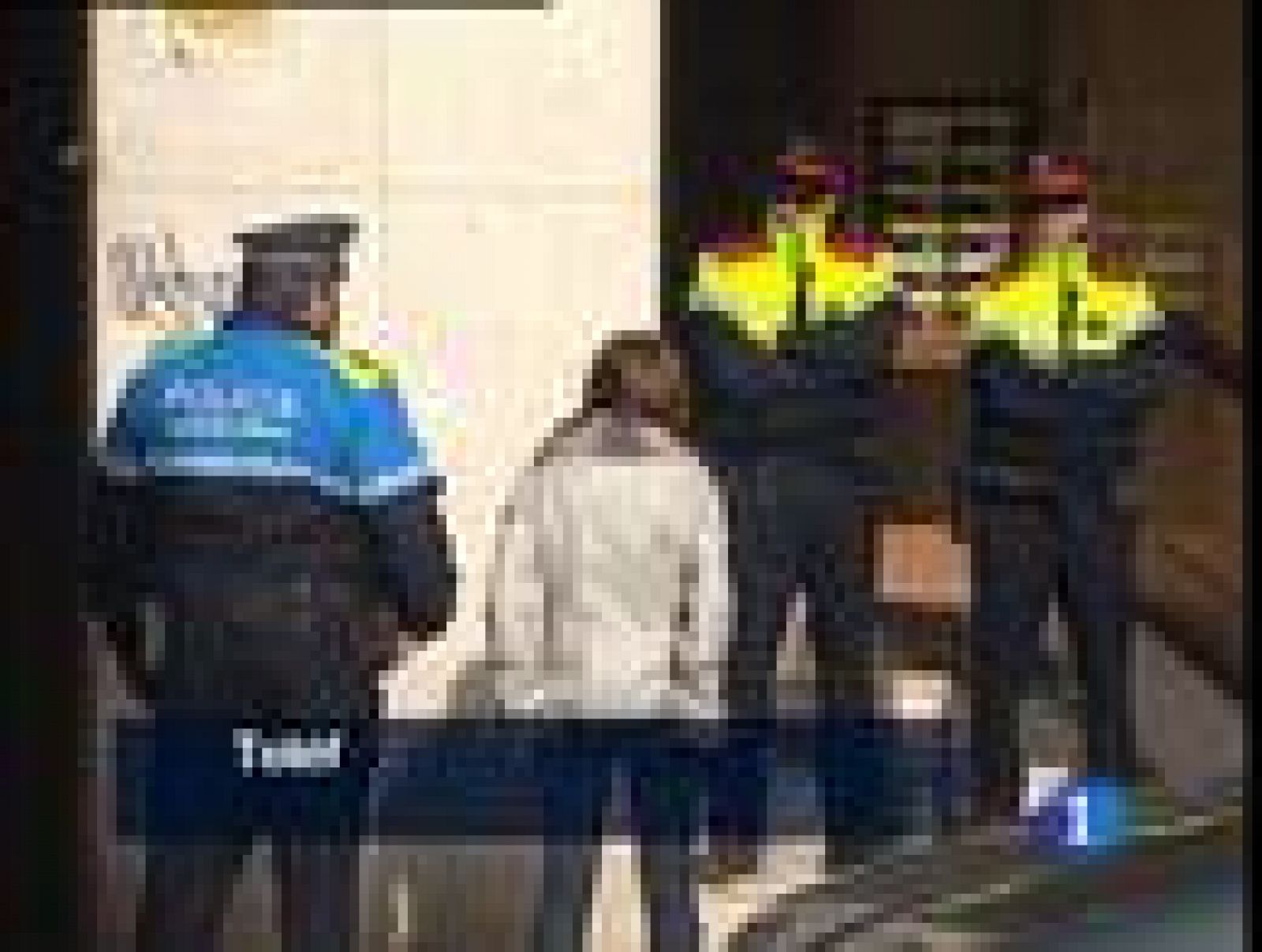  Dos mujeres han muerto víctimas de la violencia de género. En Valencia han detenido a un hombre de 74 años acusado de la muerte de su pareja, de 32. Y en Reus, Tarragona, buscan al presunto asesino de una mujer con la que convivía a pesar de tener una condena por maltratarla y una orden de alejamiento.  