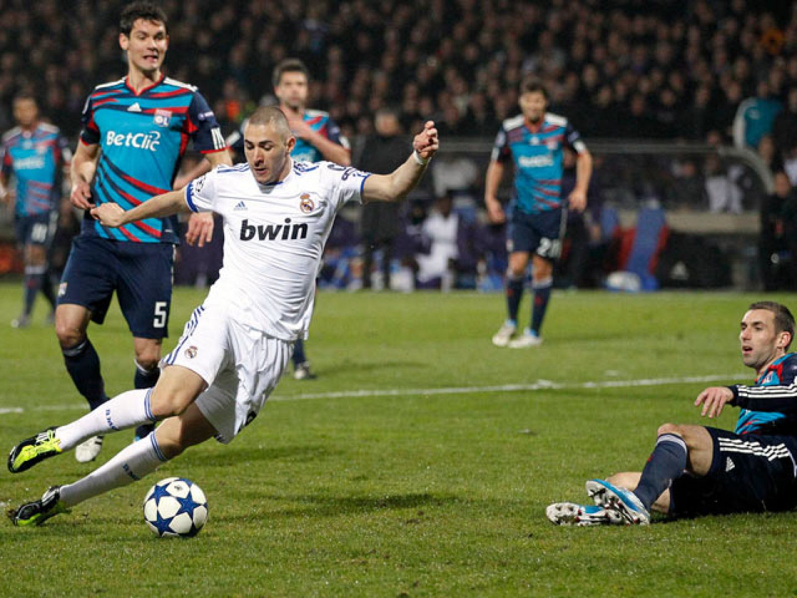 El gol de Benzema permite al Madrid soñar