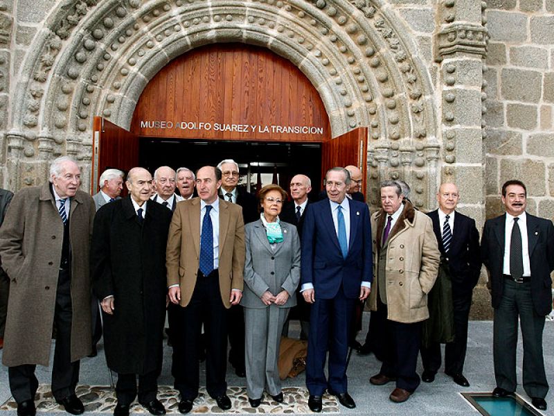 El pueblo natal del expresidente Adolfo Suárez ha homenajeado a los que formaron gobierno provisional en el 23-F